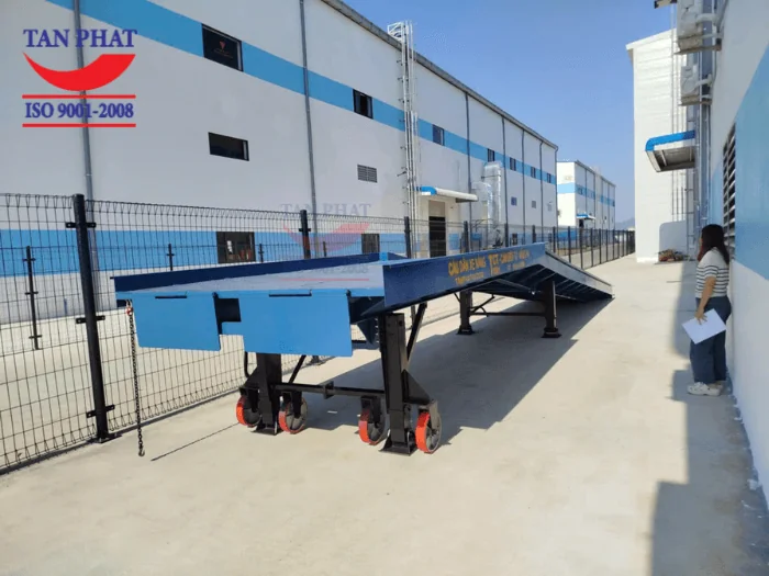 Kết cấu cầu chắc chắn, đảm bảo an toàn khi sử dụng. Cùng với đó là hệ thống chân chống nâng hạ và bánh xe di chuyển linh hoạt
