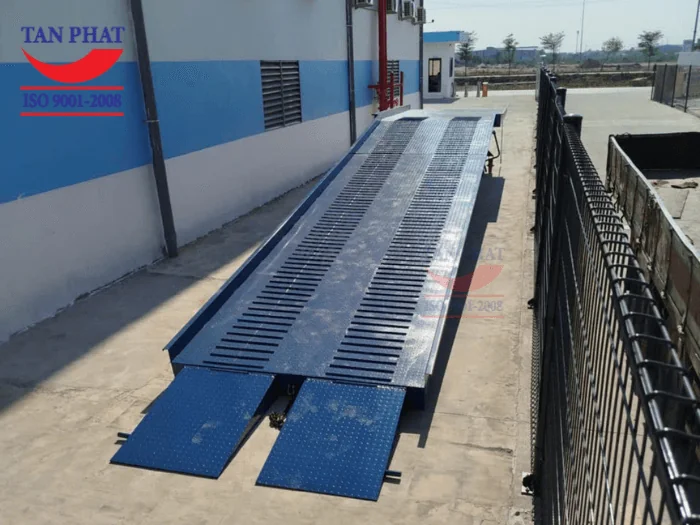 Tân Phát sử dụng tôn nhám mặt cầu, kết hợp với thép phi gân và thép vuông đặc, gia tăng khả năng chống trượt, đảm bảo an toàn khi sử dụng