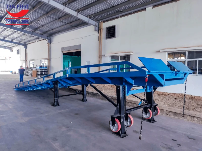 Cầu dẫn xe nâng lên container
