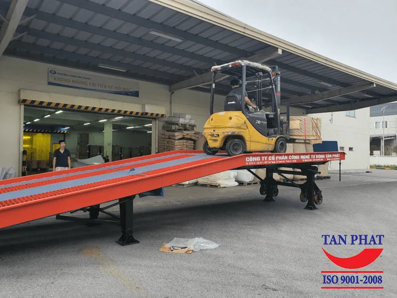 Cầu tạo dốc hỗ trợ xe nâng lên xuống trực tiếp thùng container