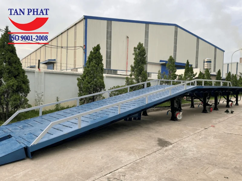 Cầu xe nâng mặt phi gân chống trượt có giá thành hợp lý, phù hợp với hầu hết các doanh nghiệp tại Việt Nam
