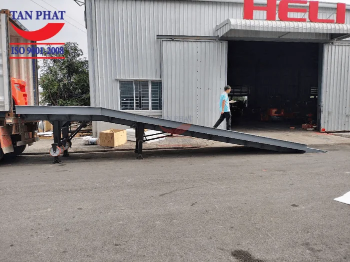 Cầu sở hữu kết cấu dầm U, I đúc chắc chắn, có hệ thống chân chống nâng hạ và bánh xe di chuyển