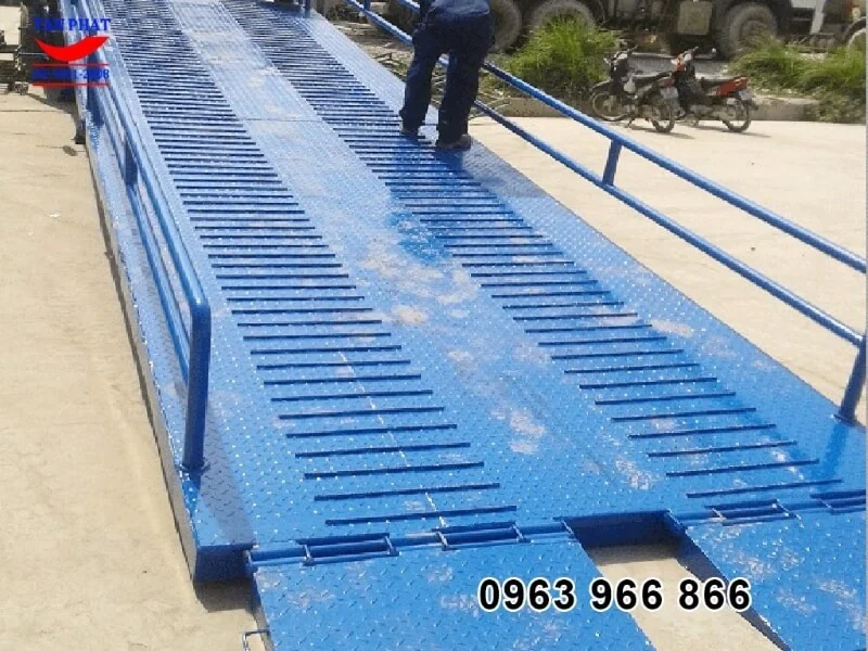 Đoạn dốc cầu tăng khả năng chống trượt với thép phi gân hàn chắc lên mặt cầu