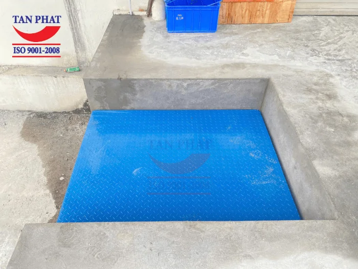 Mặt bàn nâng sử dụng tôn nhám chống trượt, đảm bảo an toàn khi vận hành