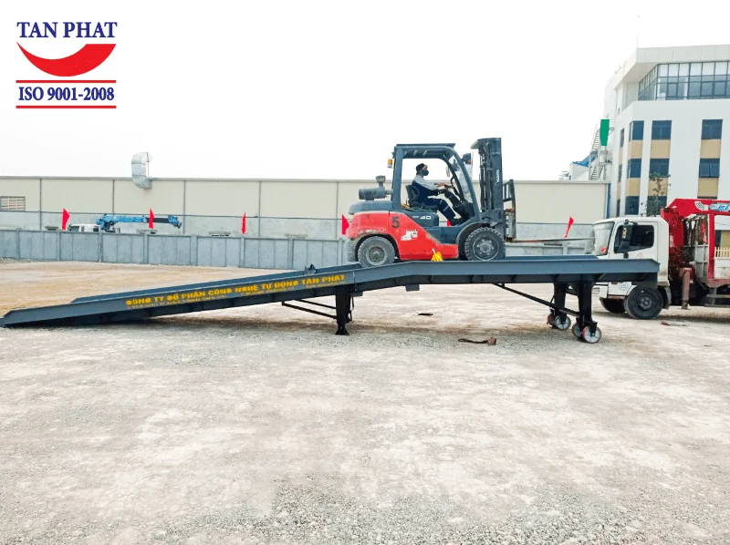 Cầu dẫn xe nâng lên container