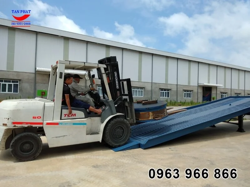 Cầu lên container 6 tấn, 8 tấn, 10 tấn, 15 tấn