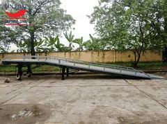Cầu dẫn xe nâng lên container